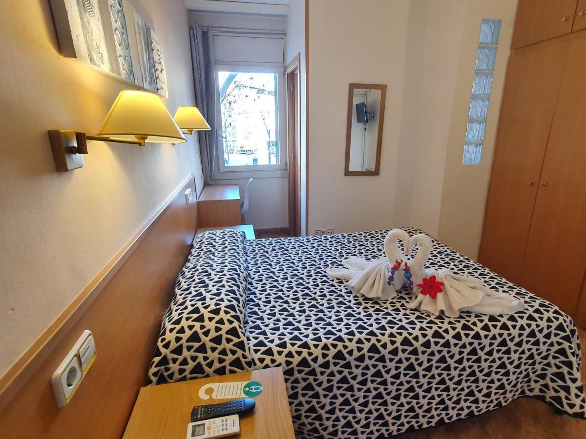 Hostal Rio De Castro Barcelona Ngoại thất bức ảnh